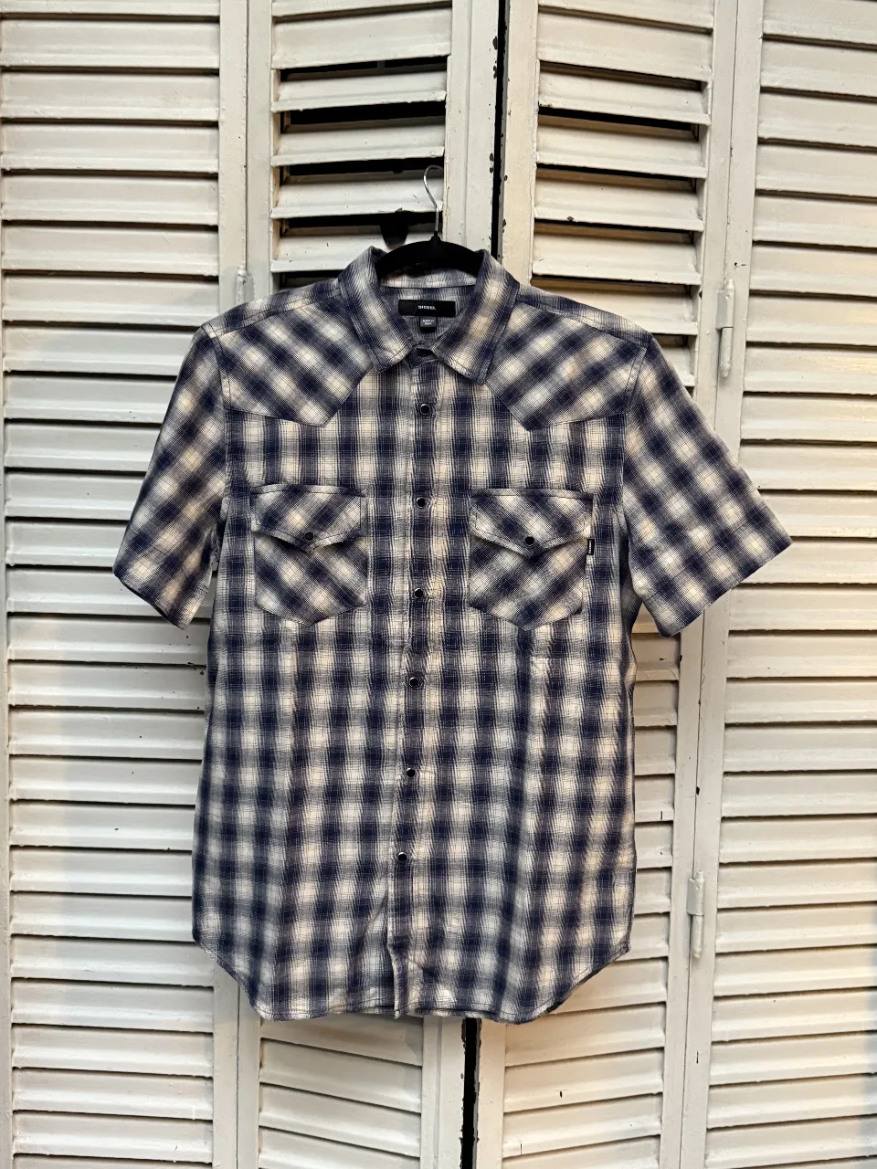Camisa de Diésel a cuadros de hombre, manga corta, con dos bolsillos en el pecho. Ideal para un look casual y relajado.