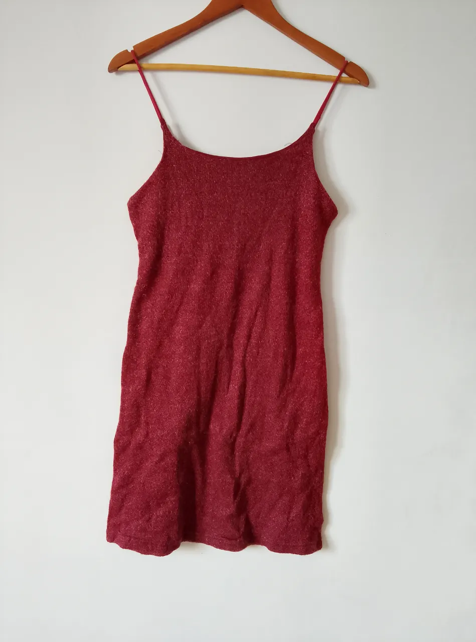 Vestido mini de tirantes finos, color rojo brillante. Ideal para una salida o fiesta.