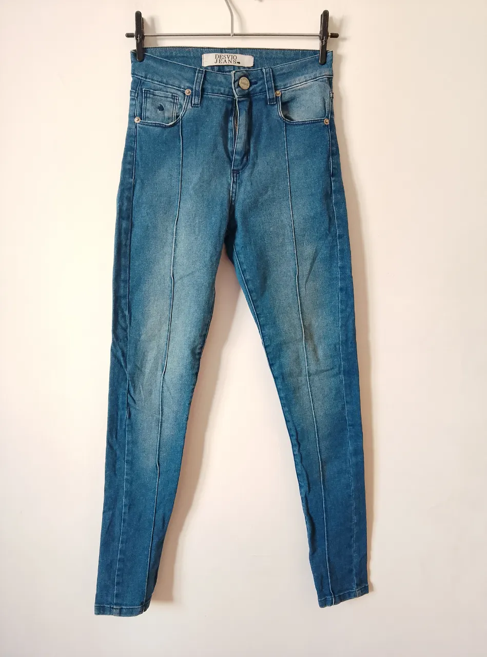 Desvío Jeans talle 24. Con 5 bolsillos en total.
Material: 98% algodón y 2% spandex
Medidas: 97cm largo delantero x 82cm cadera x 71cm cintura x 26cm tiro delantero x 23cm botamanga.
