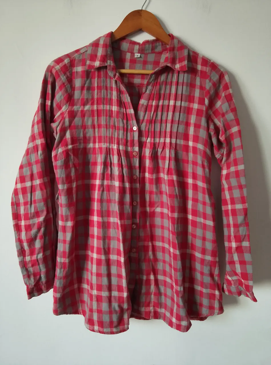 Camisa a cuadros roja y gris, de manga larga, con detalles de pinzas en el frente. Ideal para un look casual y cómodo. 50cm axila x 70cm largo