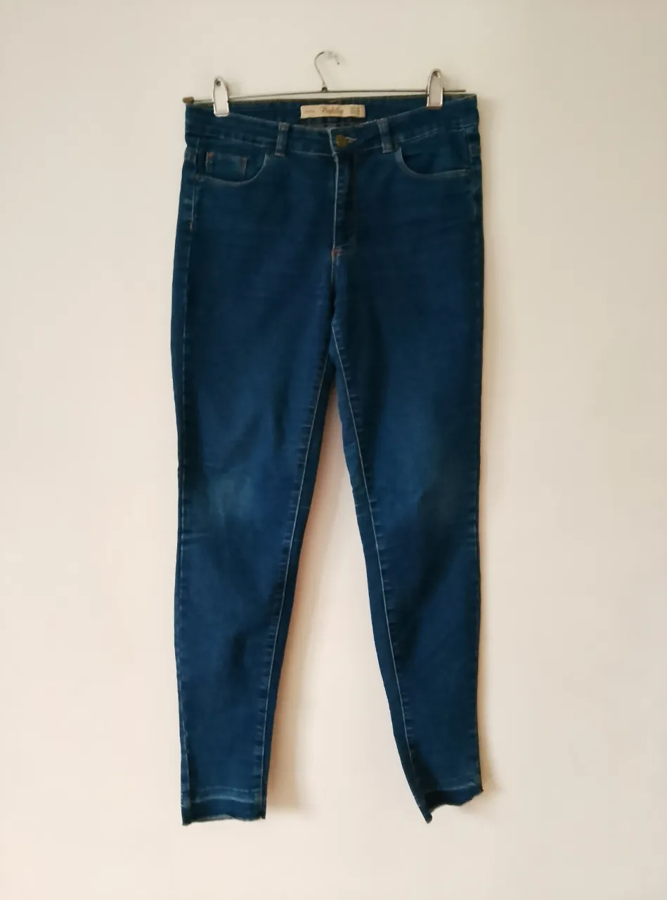 Jeans rectos de mujer, color azul oscuro, de la marca Zara Trafaluc, talle 40 EUR, 08 USA, 30 MEX. Tiro medio, con bolsillos delanteros y traseros.