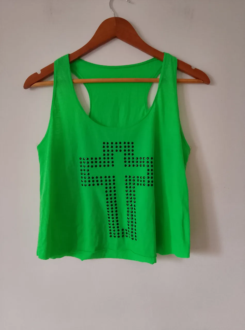Musculosa corta verde con diseño de cruz en negro. Ideal para un look casual y moderno. talle s o m