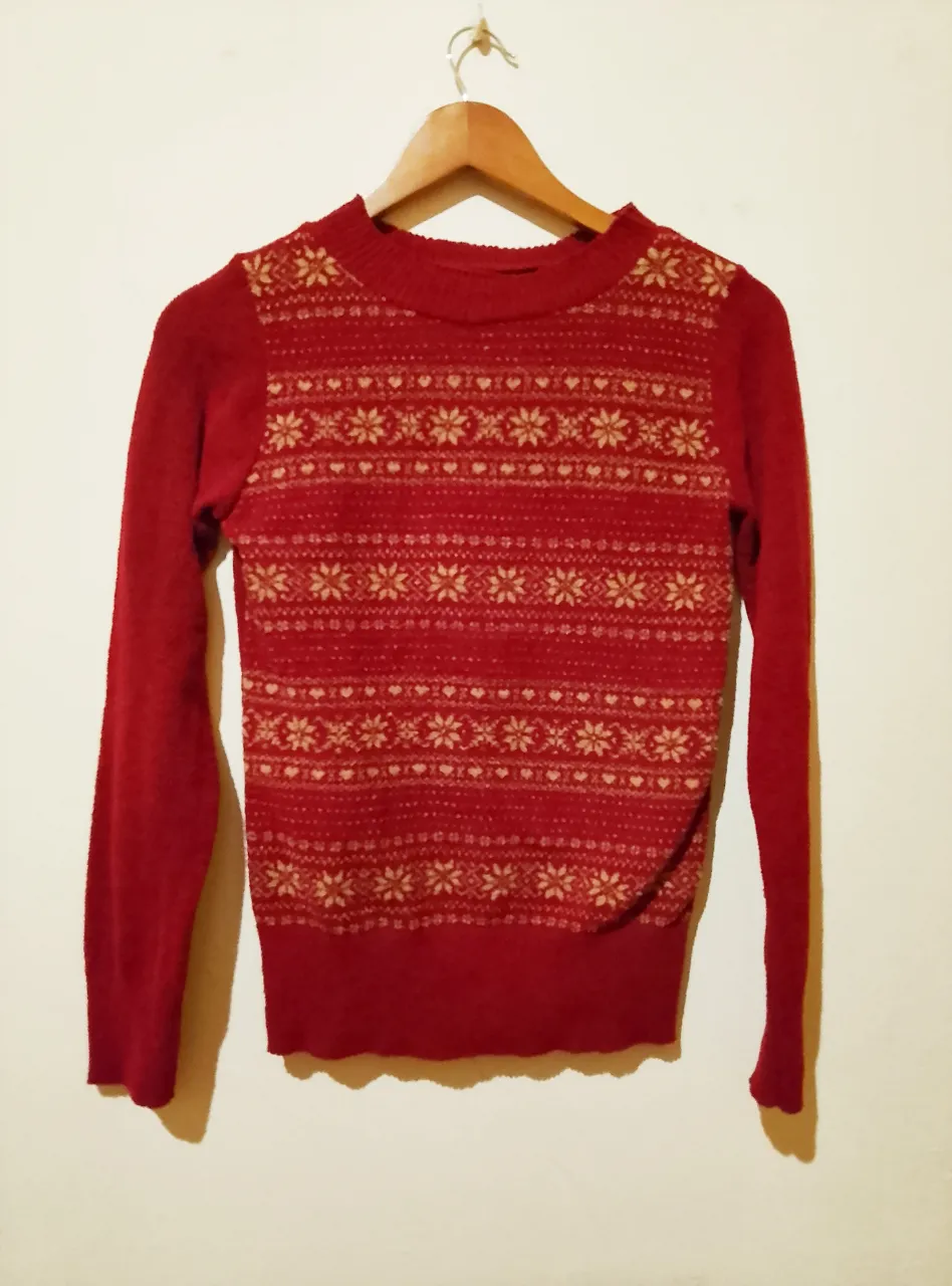 Sweater bordo con dibujos bordados color dorado, posiblemente talle M.

59cm largo total
44cm ancho axila a axila

Condición: igual a nuevo