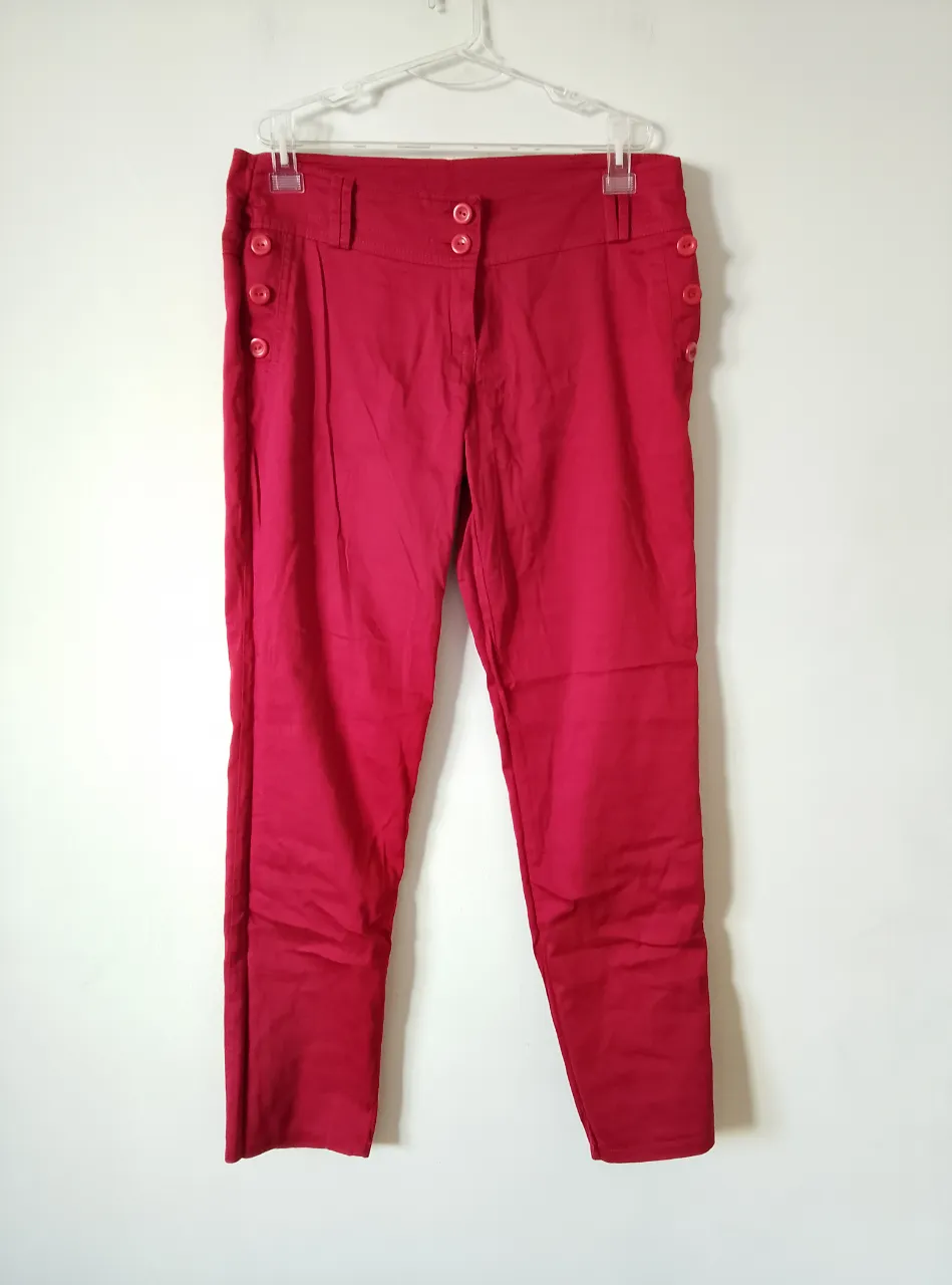 Pantalón sastrero rojo, con botones decorativos en los laterales y en la cintura. Ideal para un look elegante y sofisticado.