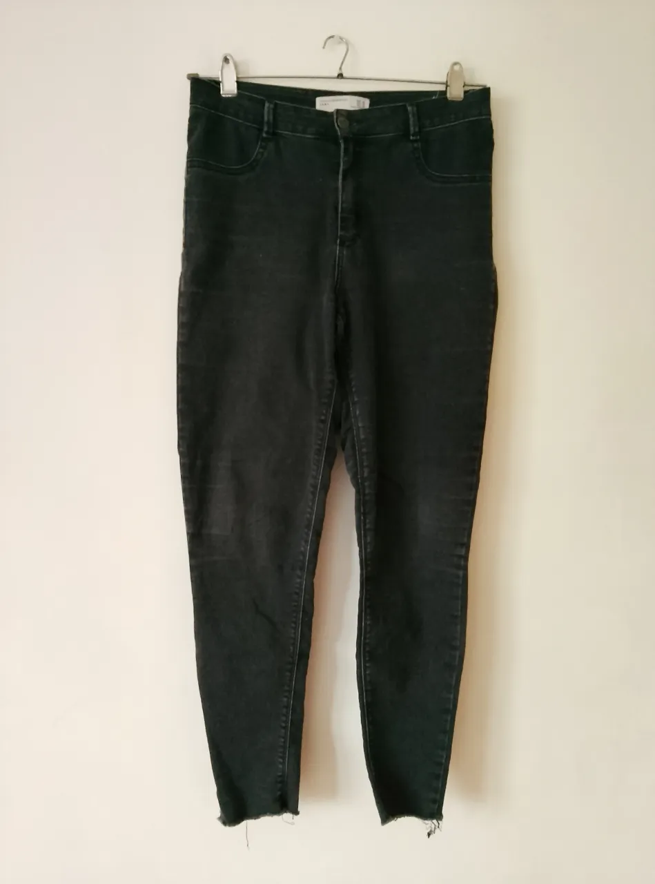 Jeans rectos de mujer, color negro, de la marca Zara. Talle 40 EUR, 10 USA. Tiro alto, ideal para un look casual y versátil.