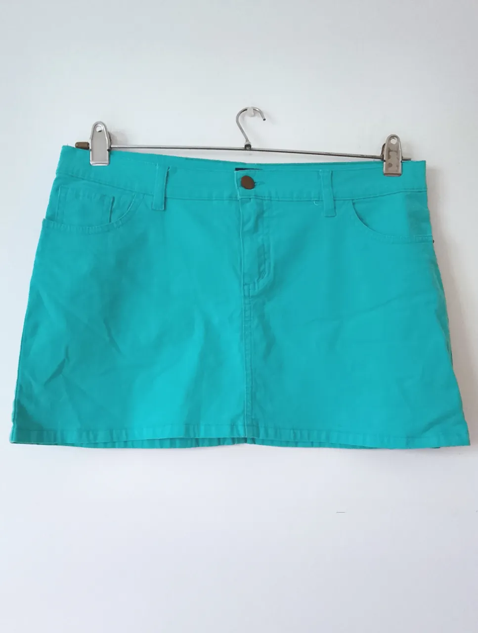 Minifalda de jean turquesa de la marca Fujimoda, ideal para un look casual y fresco. Talle 3.