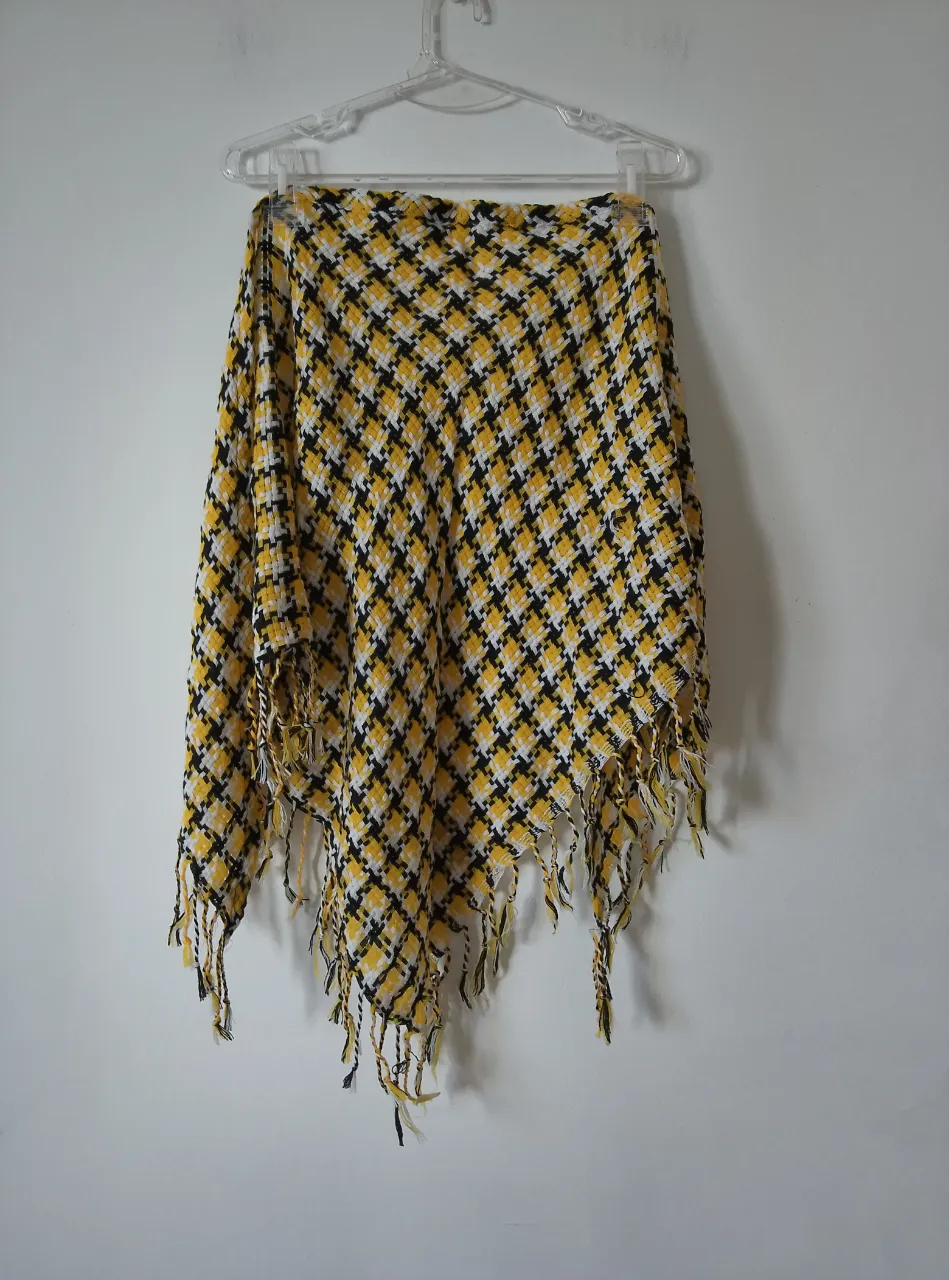 Pañuelo con estampado de diseño geométrico en amarillo, blanco y negro. Viene con su etiqueta