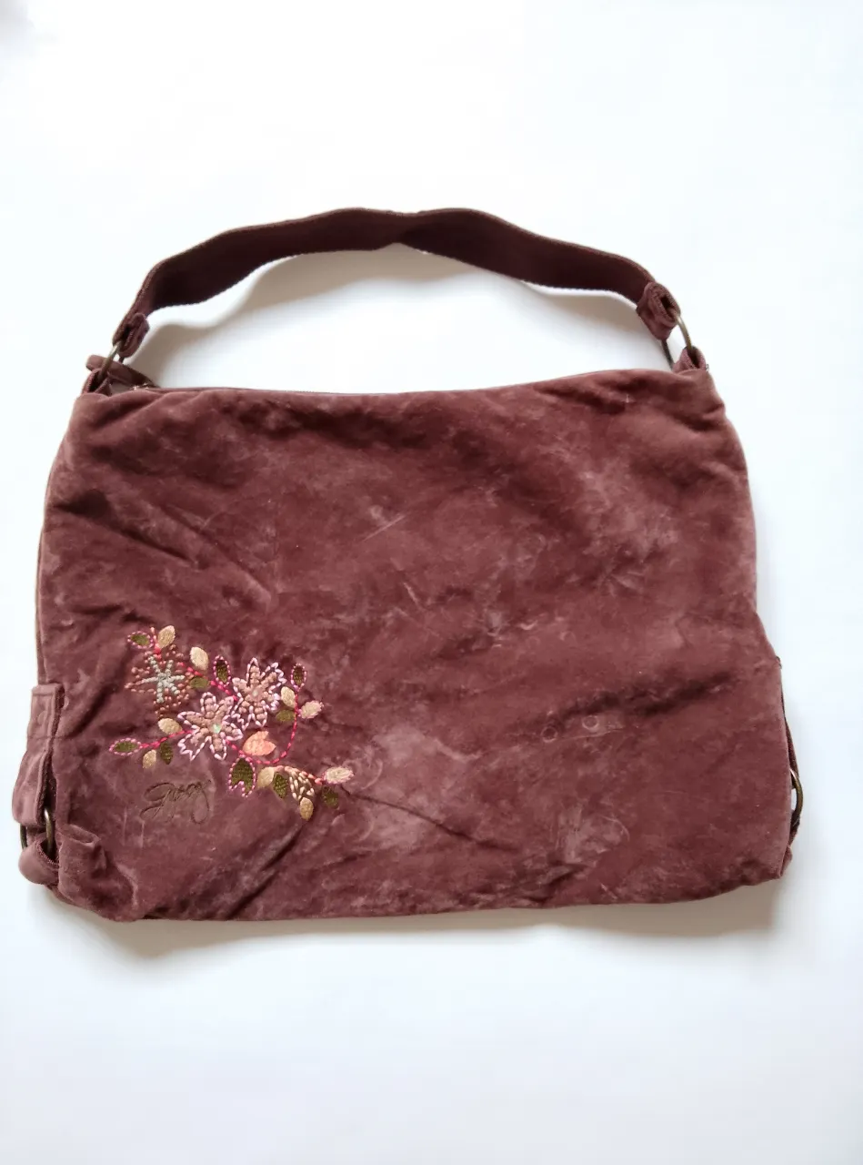 Bolso chico de hombro de terciopelo marrón con bordado floral. Ideal para un look casual y vintage.