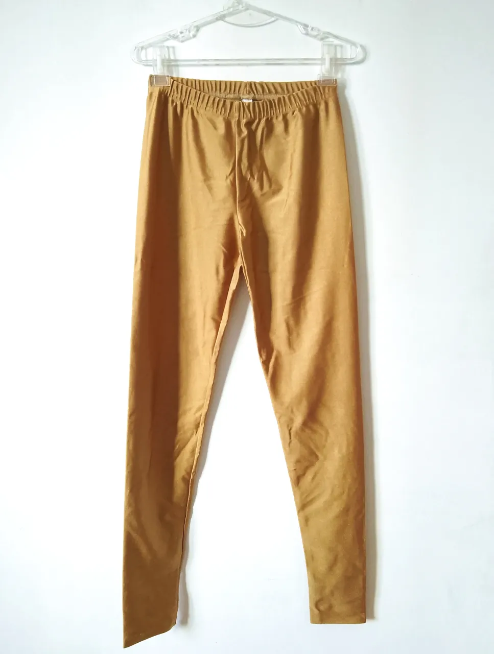 Calza de mujer color mostaza, tiro medio, ideal para un look casual y cómodo. Confeccionada en tela suave y elástica, perfecta para el día a día.