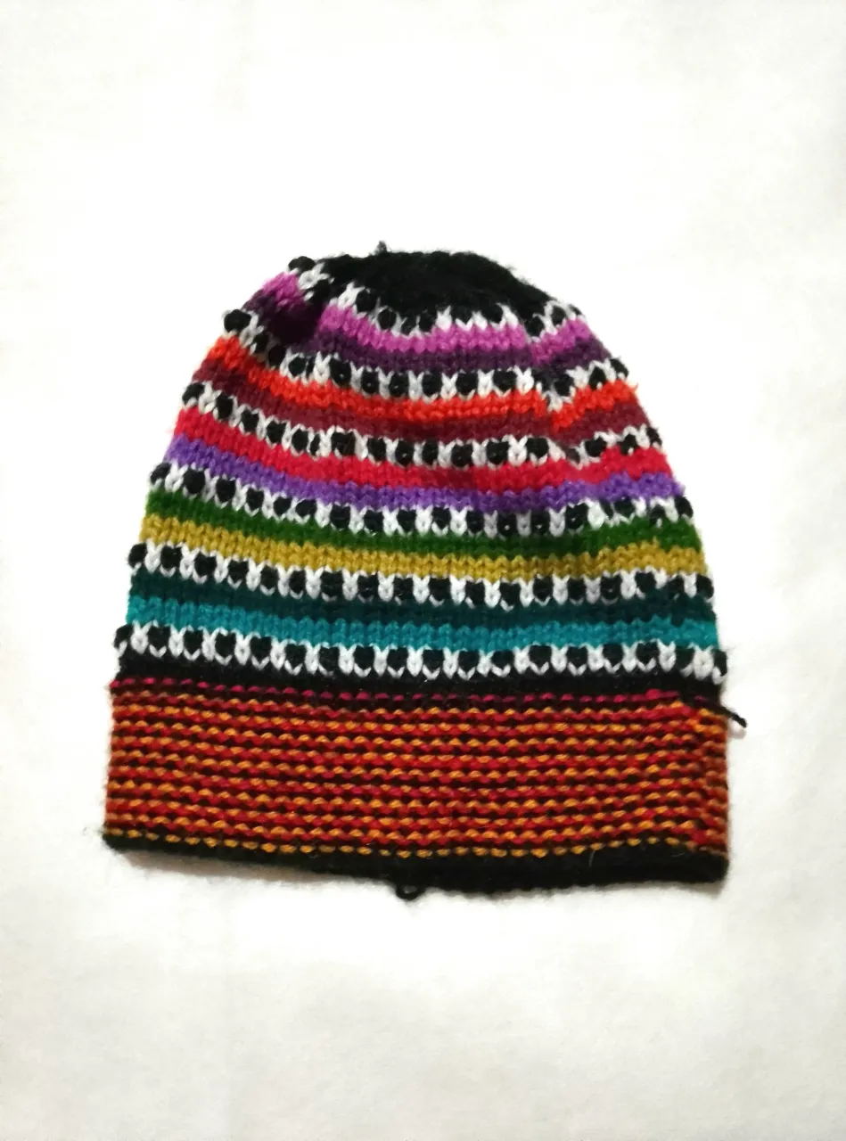 Gorro tejido a mano con diseño multicolor. Ideal para el invierno, este gorro artesanal combina colores vibrantes y un estilo único. Perfecto para un look casual y abrigado.
