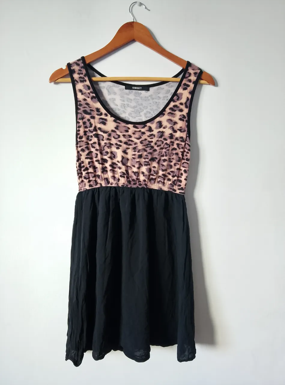 Vestido mini de mujer, con estampado de leopardo en la parte superior y falda negra. Ideal para salidas y eventos.