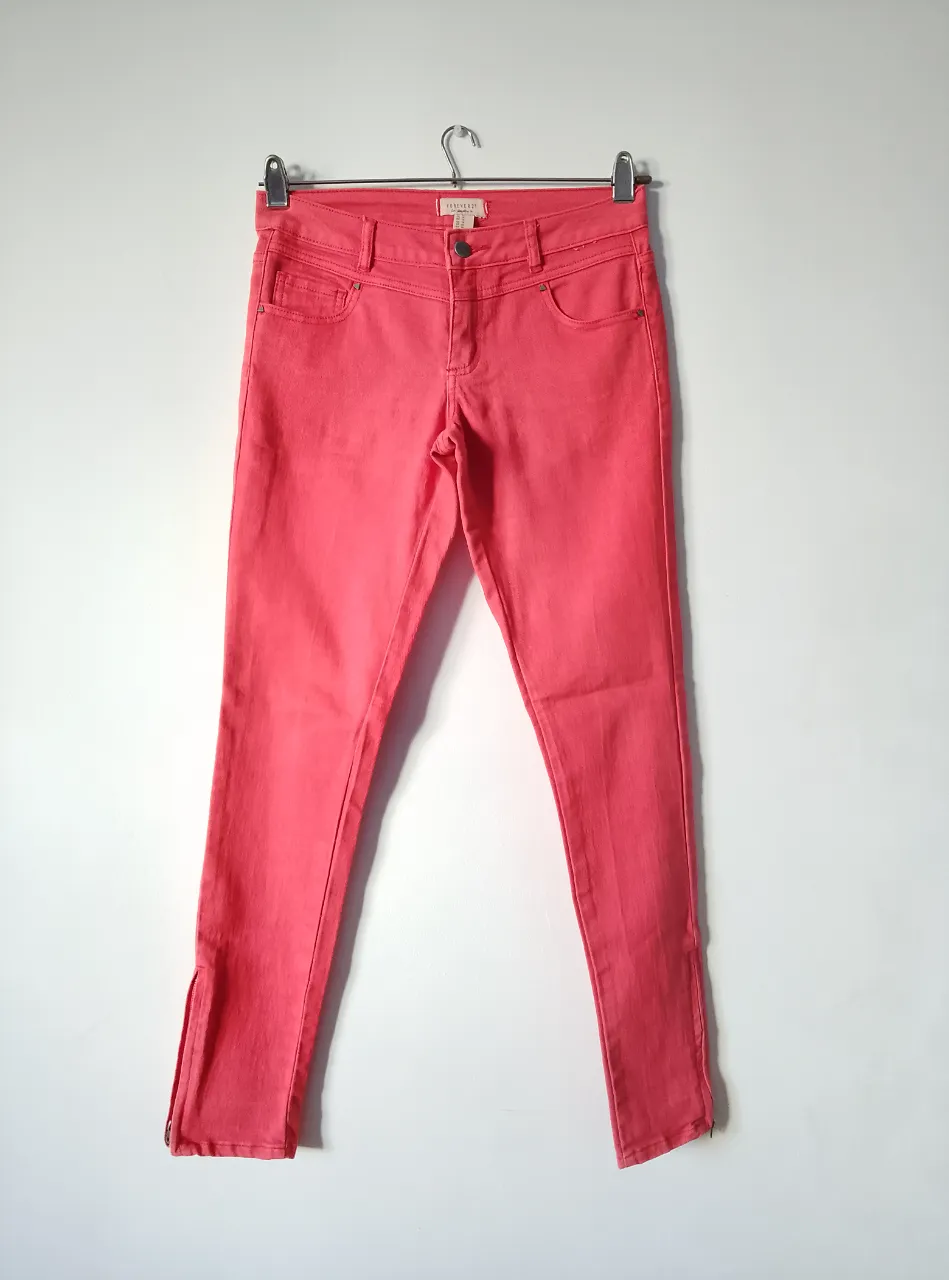 Pantalón de jean recto color rosa de la marca Forever 21. Talle 26 US. Con cierre en los tobillos.