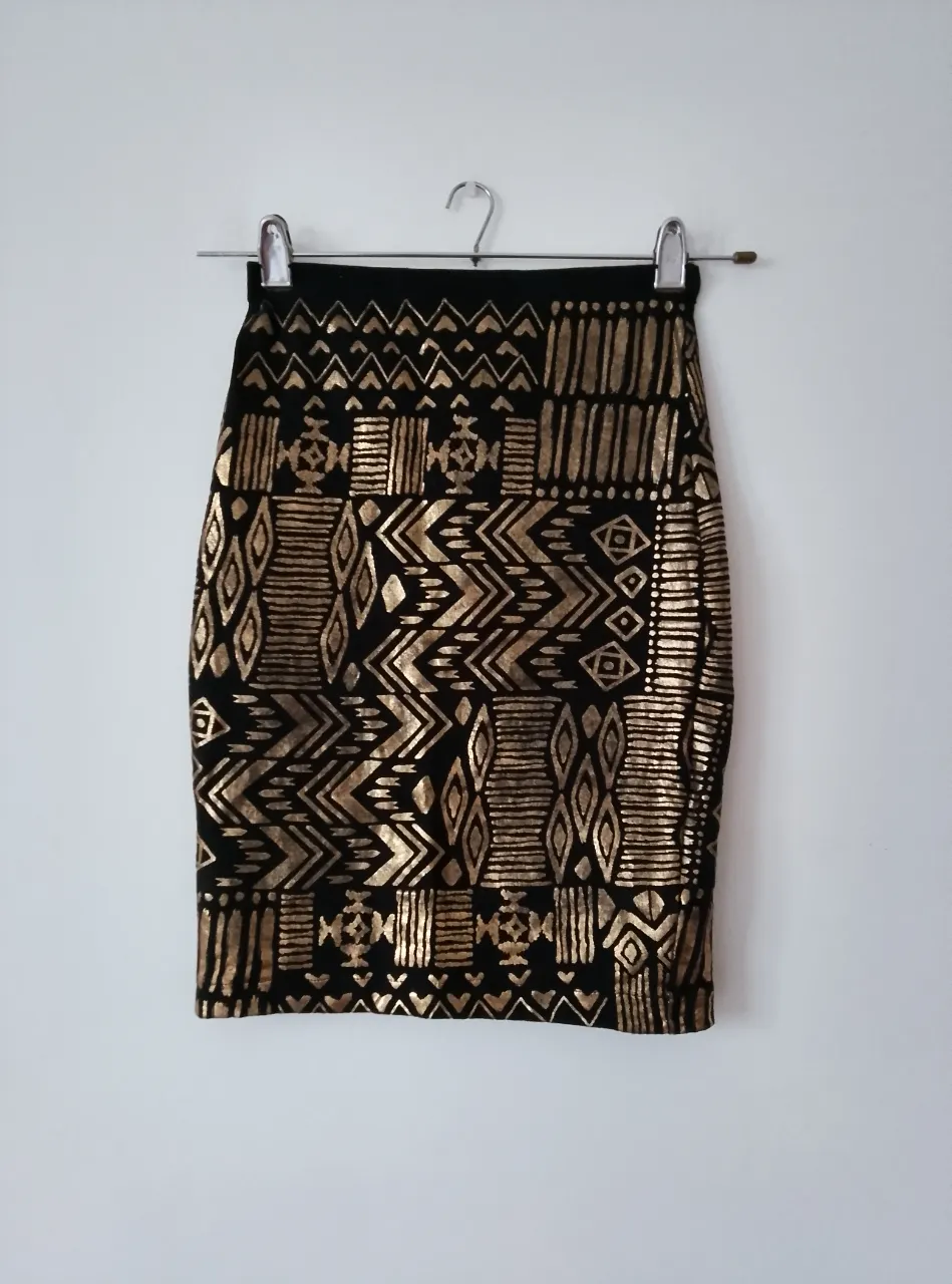 Pollera importada negra con estampado dorado. Ideal para fiesta o salida. elastizada
