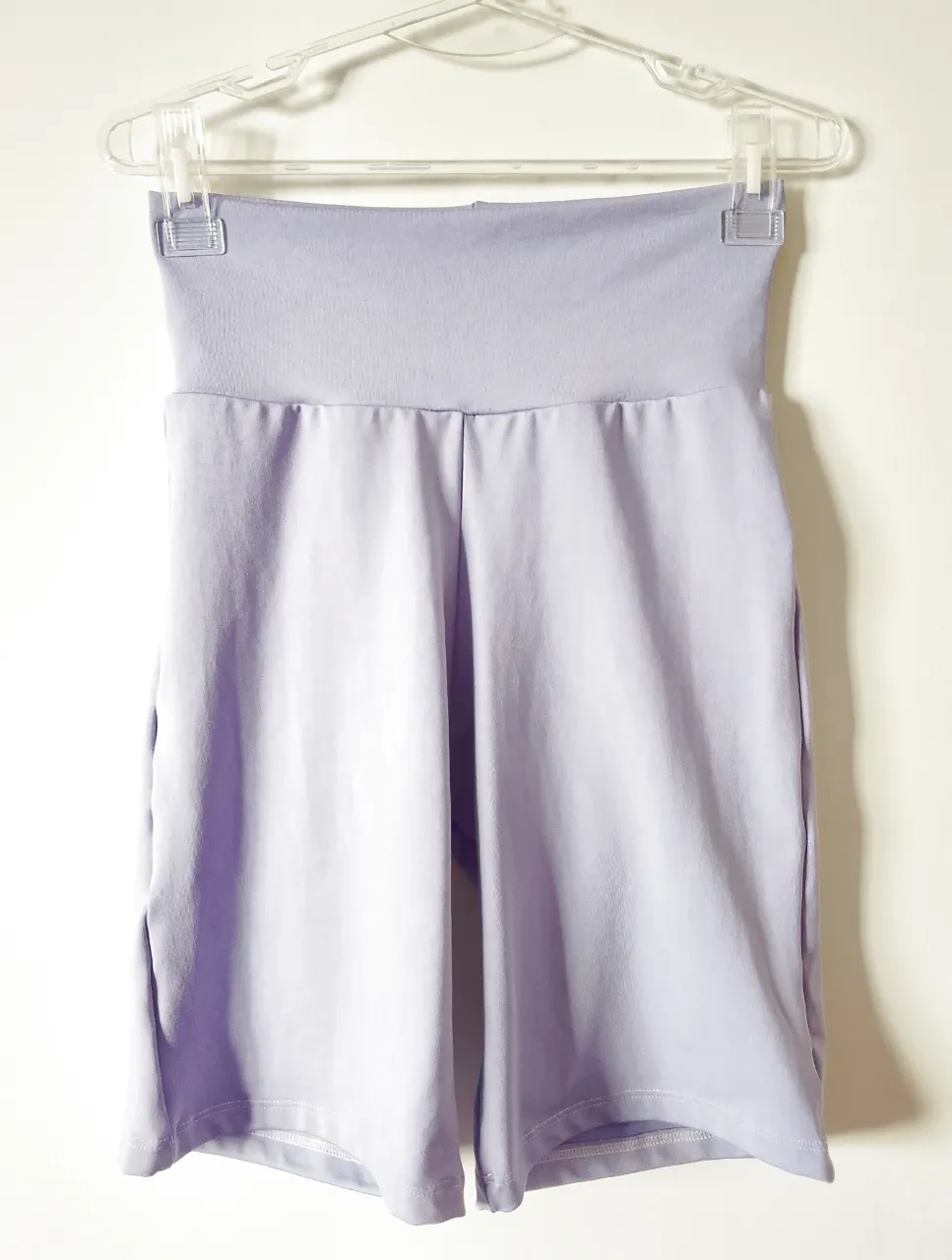 Short deportivo de mujer, color lila. Ideal para actividades físicas o para un look casual y cómodo. Confeccionado en tela suave y elástica.