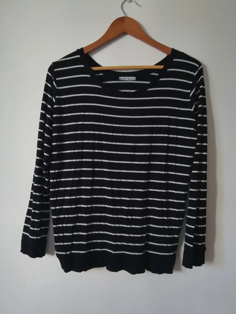 Sweater de mujer a rayas horizontales en blanco y negro. De manga larga y cuello redondo. Ideal para un look casual y cómodo.