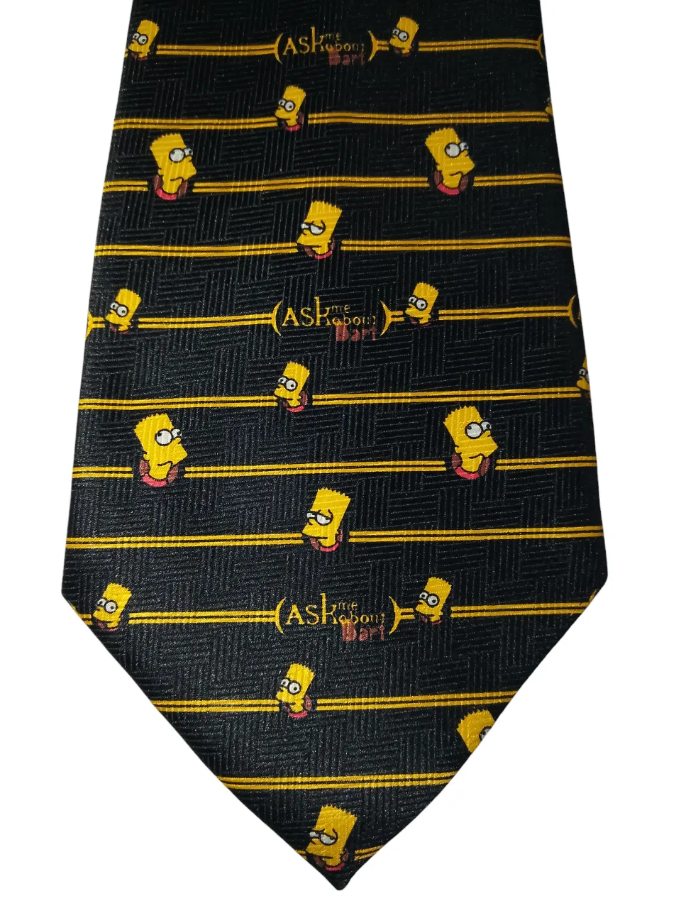 Corbata negra con estampado de Bart Simpson y la frase "Ask me about Bart". Ideal para fanáticos de Los Simpson y para un look divertido y original.