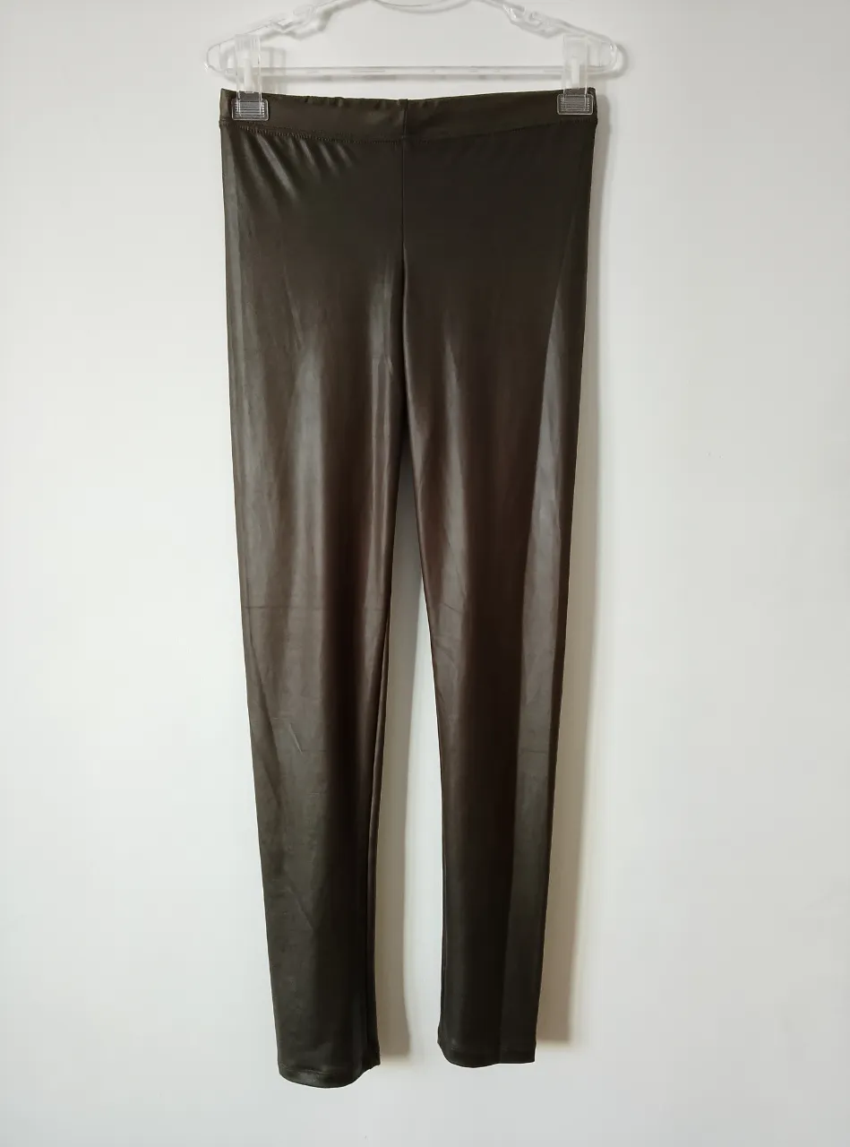 Calzas de mujer color oliva
 oscuro, de material engomado. Talle 42, de la marca Cuesta Blanca. Ideal para un look elegante y moderno.