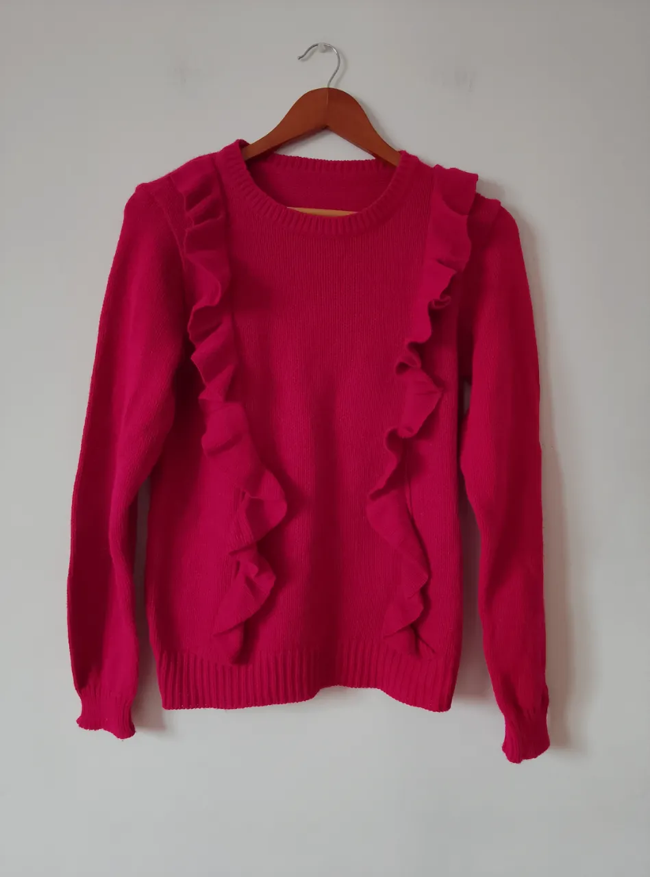 Sweater de mujer color bordó con detalle de volados en el frente. Ideal para un look elegante y femenino.