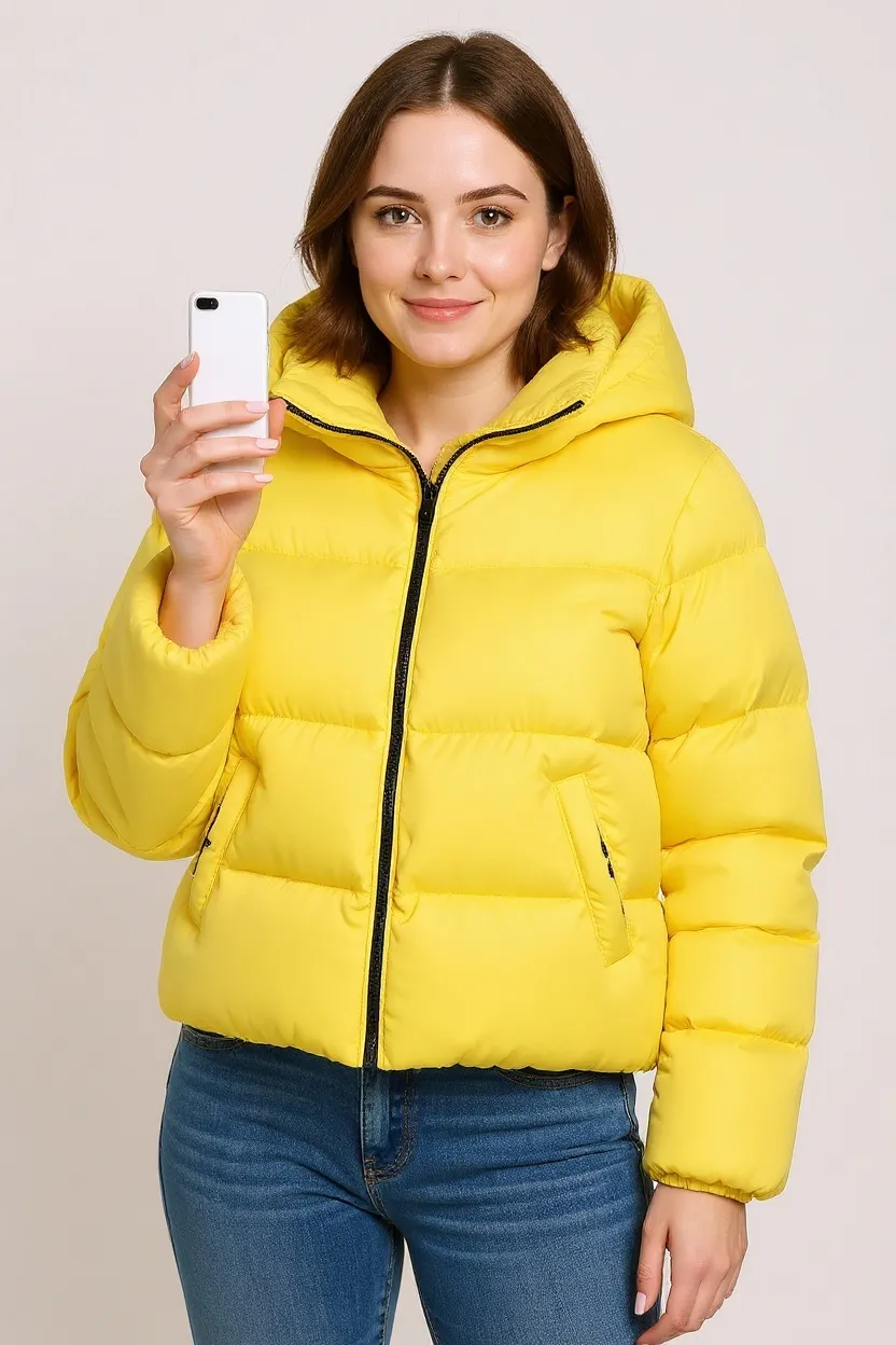 Campera de pluma amarilla con capucha, ideal para el invierno. Cuenta con cierre frontal y bolsillos laterales. Perfecta para un look casual y abrigado.