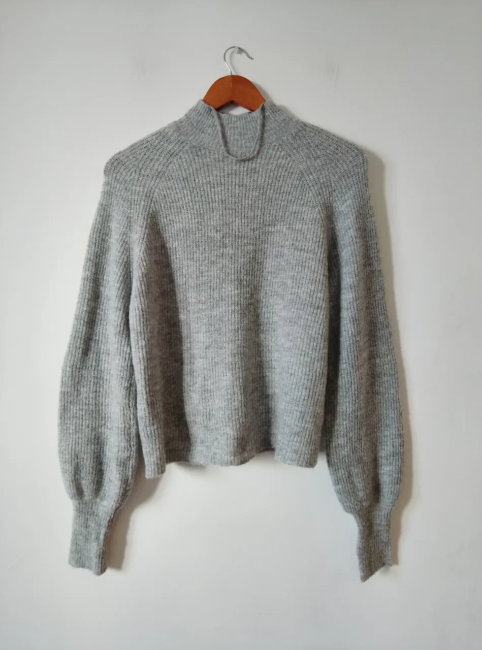 Sweater de cuello alto gris, ideal para el invierno. Con mangas globo y puños ajustados. Marca ver.