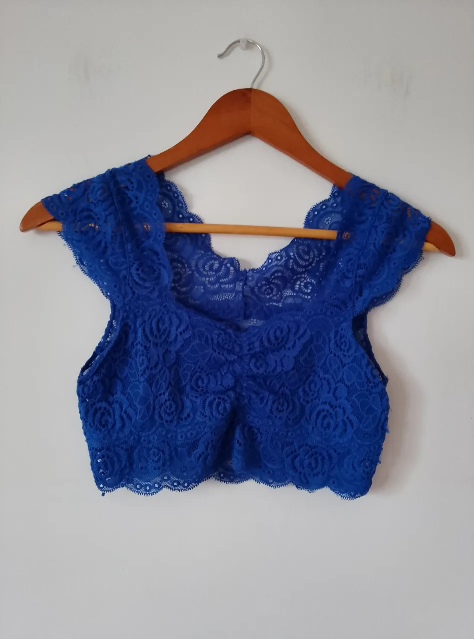 Top de encaje azul, ideal para una salida o fiesta. Diseño delicado y femenino.