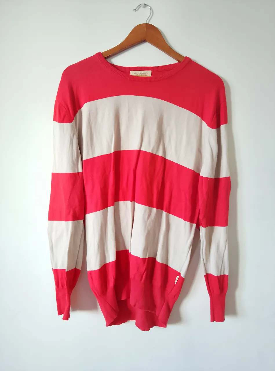 Sweater a rayas horizontales en rojo y blanco, de la marca Bensimon. Confeccionado en 100% algodón egipcio, ideal para un look casual y cómodo. tiene una manchita