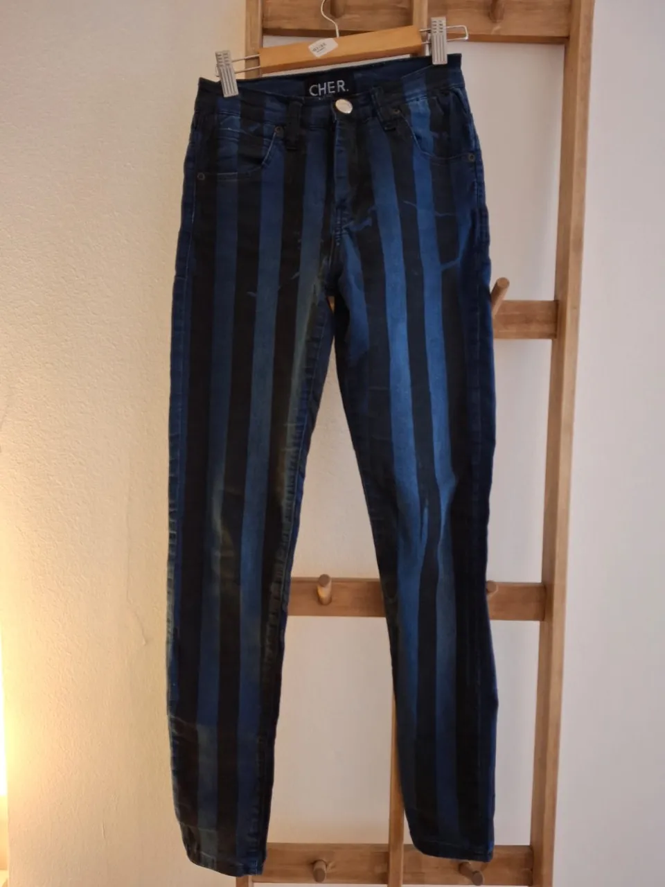 Jeans de mujer tiro alto con diseño de rayas verticales en azul y negro. Un clásico renovado para un look moderno y audaz.