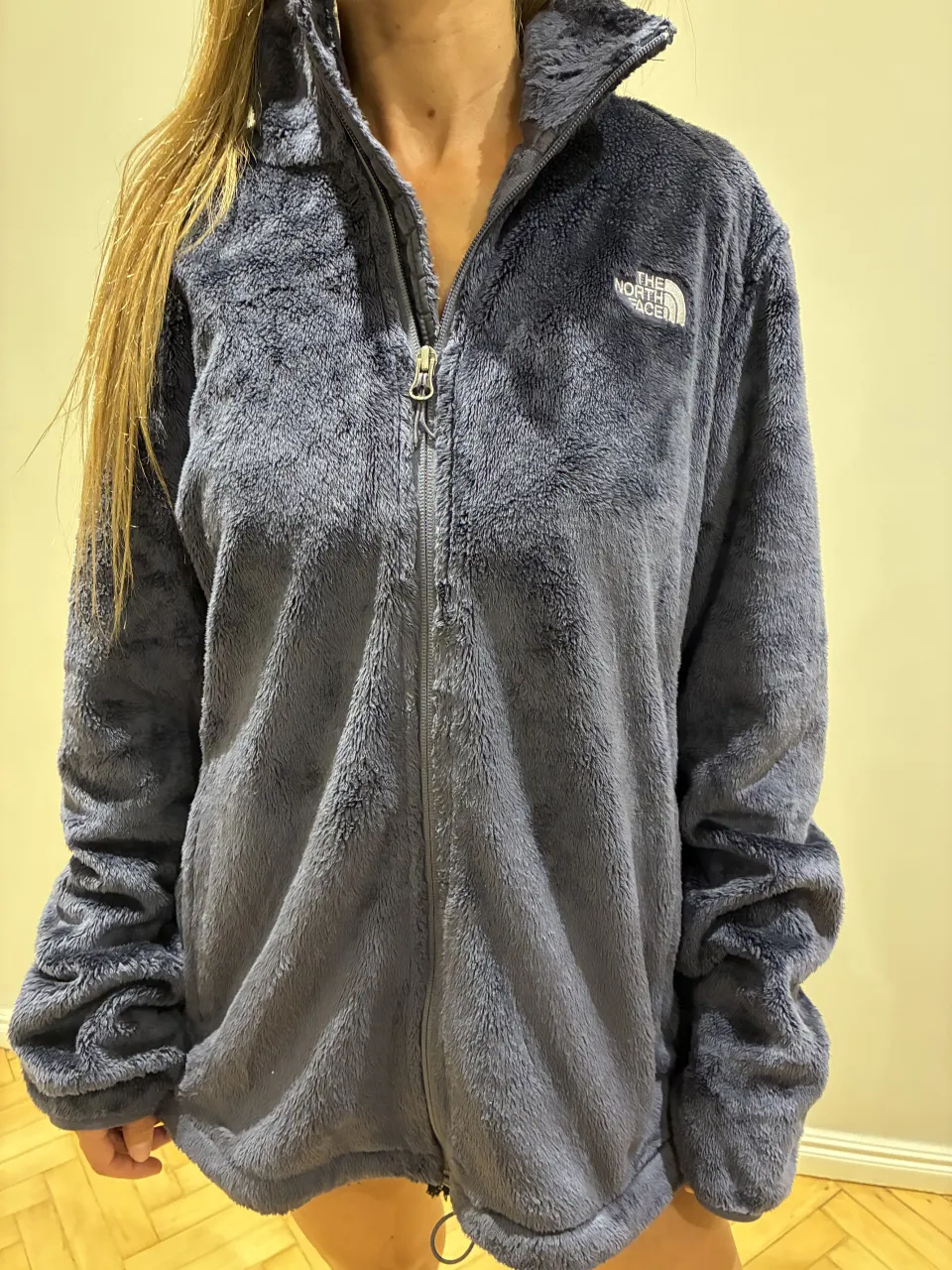 Buzo peluche con cierre de la marca The North Face. Es de tela polar, ideal para el invierno. Talle XL.