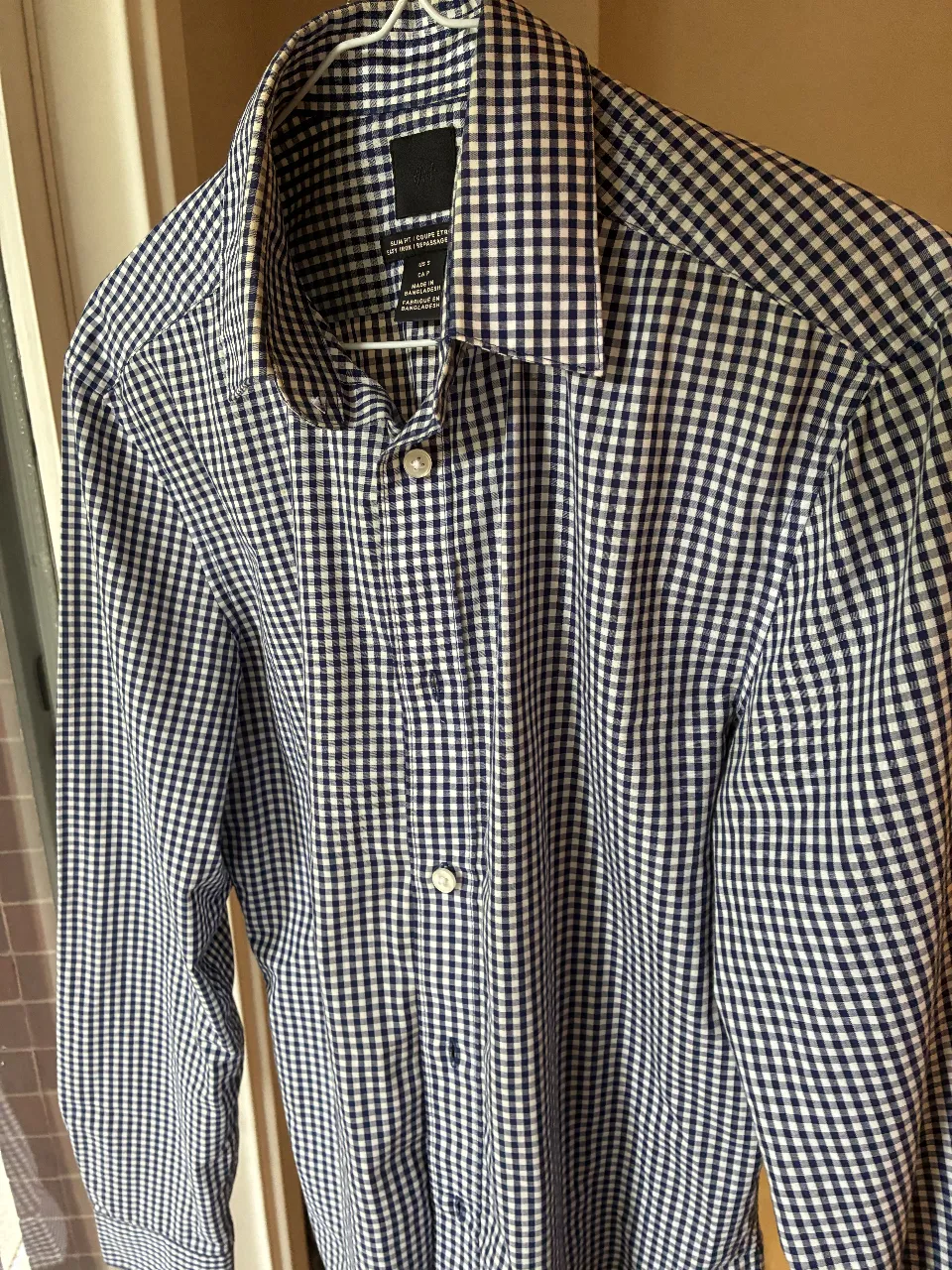 Camisa a cuadros azul y blanco de manga larga, ideal para un look casual o semi-formal. Talle XS/S