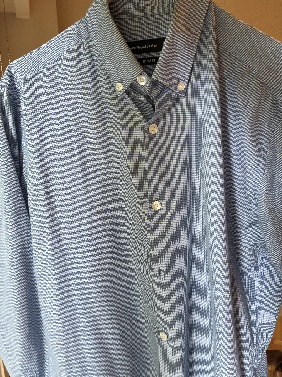 Camisa de vestir manga larga, con cuadros en tonos azules y blancos. Talle XS/S corte slim fit tela finita y liviana.
