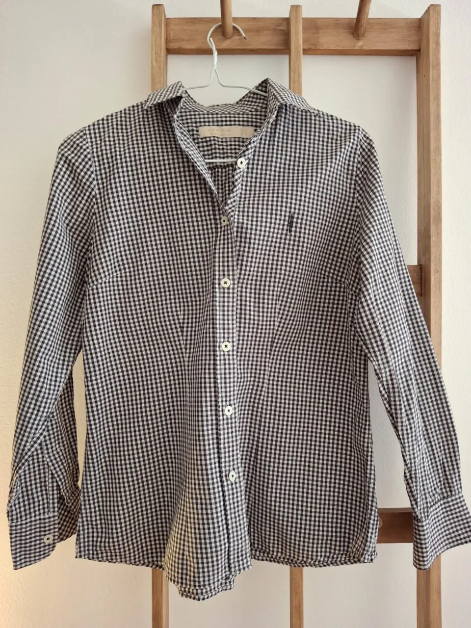 Camisa a cuadros en blanco y negro, de manga larga, ideal para un look casual y versátil. Perfecta para combinar con jeans o pantalones de vestir.