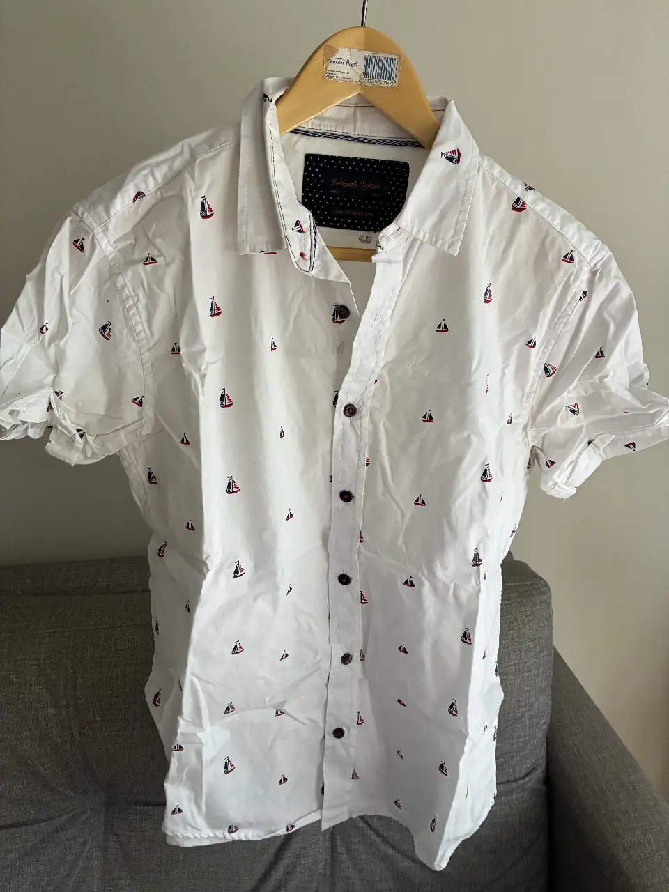 Camisa de hombre blanca con estampado de veleros. Ideal para un look casual y fresco. detalle cuello un poco manchado.