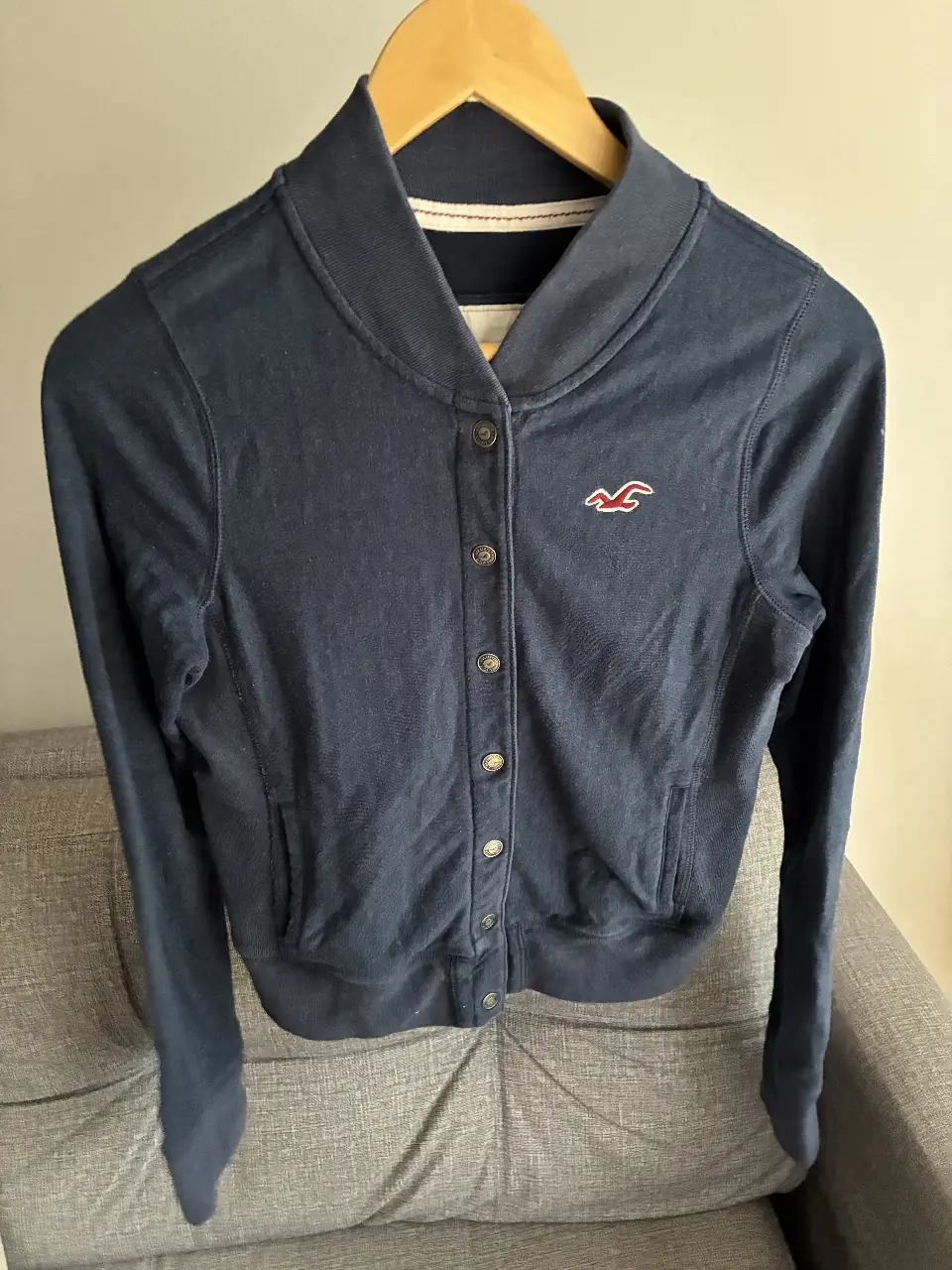 Buzo con cierre Hollister azul marino para mujer, talle M. Ideal para un look casual y cómodo. Confeccionado en algodón y poliéster, perfecto para el día a día.