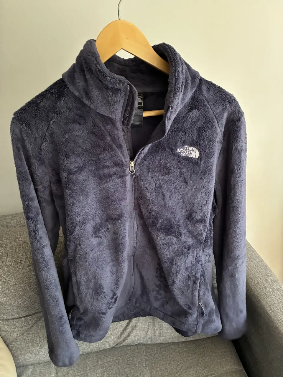 Buzo peluche con cierre de la marca The North Face. Es de tela polar, ideal para el invierno. Talle XL.