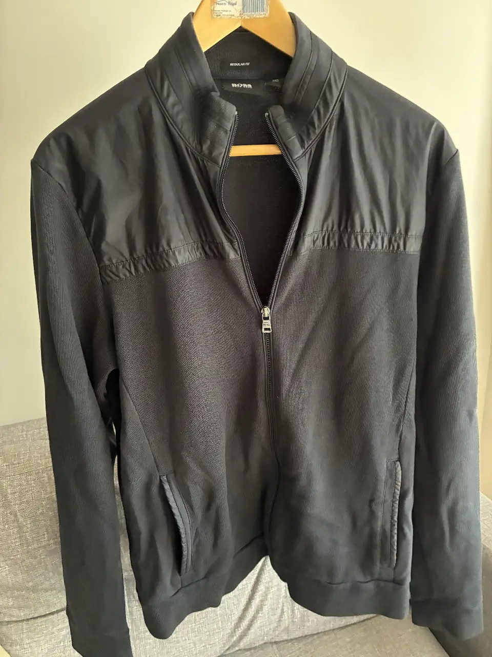 Chaqueta deportiva BOSS Hugo Boss para hombre, de color negro, con cierre y bolsillos.