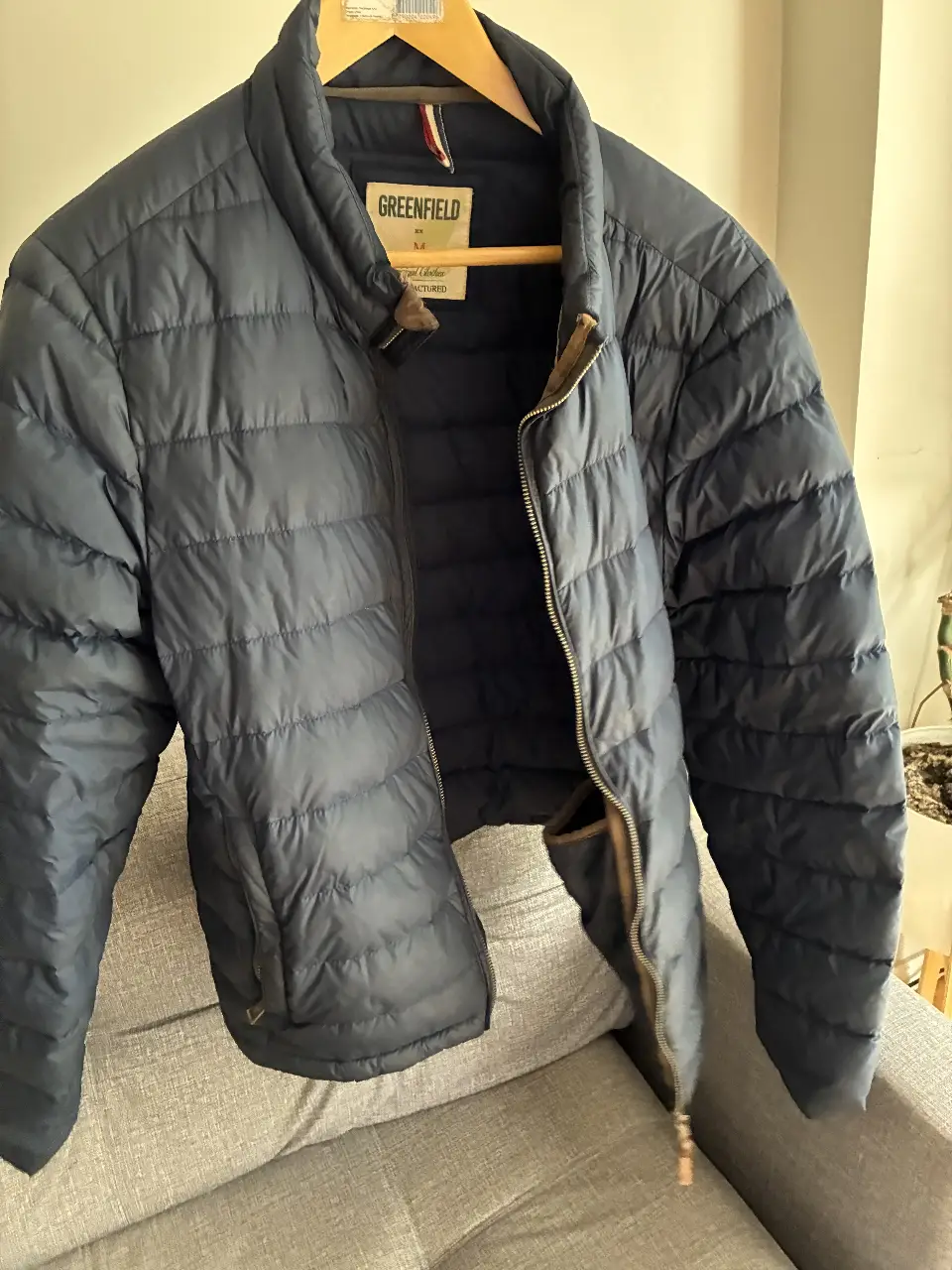 Campera azul marino acolchada para hombre, ideal para el invierno. Con cierre y bolsillos, perfecta para un look casual y abrigado.