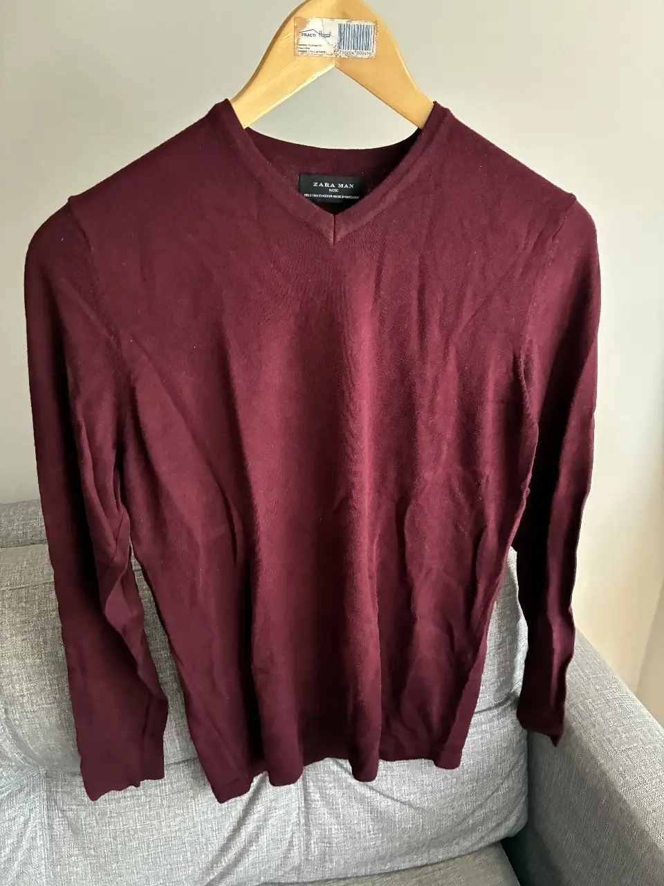 Sweater de hombre en V color borgoña, de la marca Zara Man. Ideal para un look casual o para usar debajo de un blazer. Talle S.