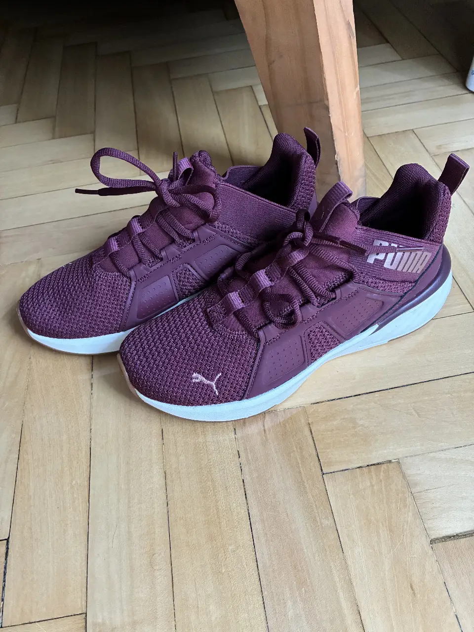Zapatillas Puma color bordó, con detalles en blanco y logo de la marca. Ideales para actividades deportivas o uso diario.
