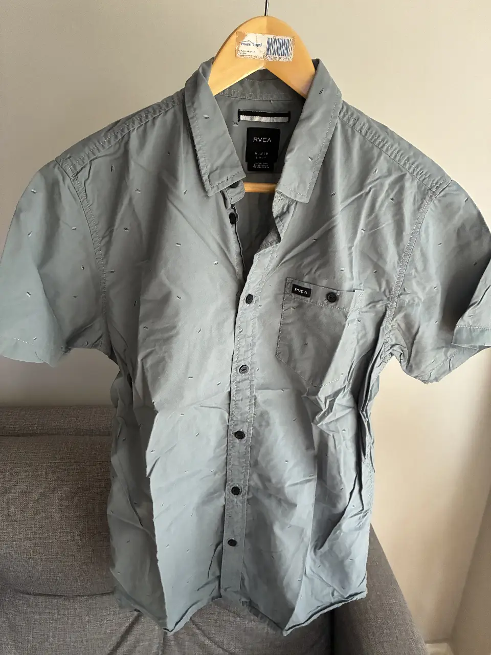 Camisa de hombre RVCA, manga corta, color gris con detalles. Talle M, slim fit. Ideal para un look casual y moderno.