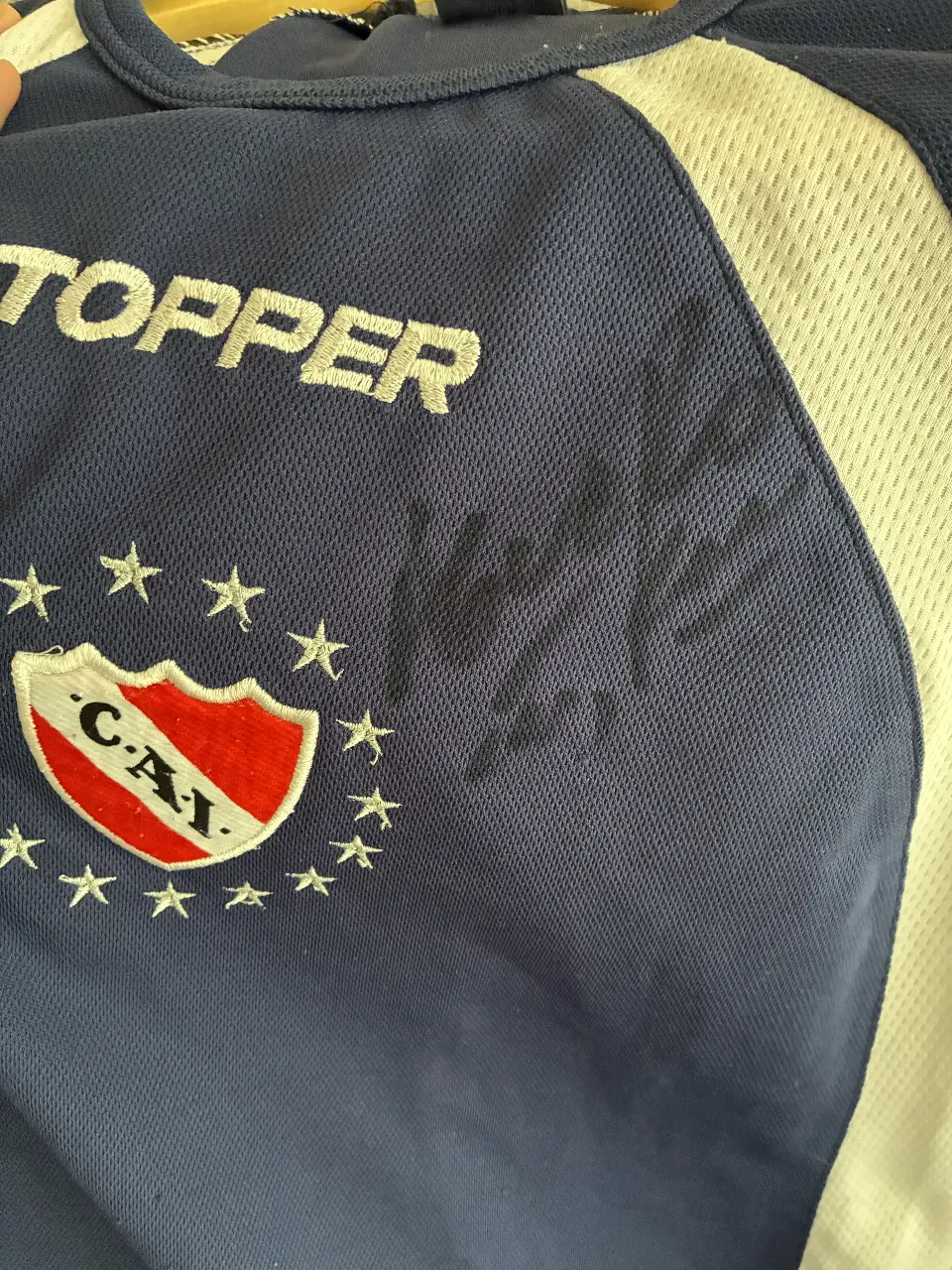 Camiseta independiente firmada por el Kun Agüero en 2005. talle M.