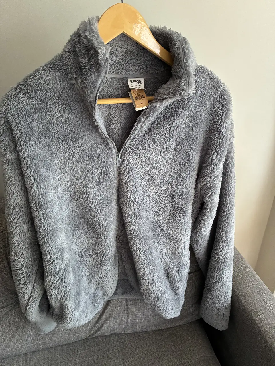 Buzo de abrigo de la marca PINK, de Victoria's Secret. Es de tela tipo polar, muy suave y abrigado, ideal para el invierno. Tiene cierre frontal y cuello alto.