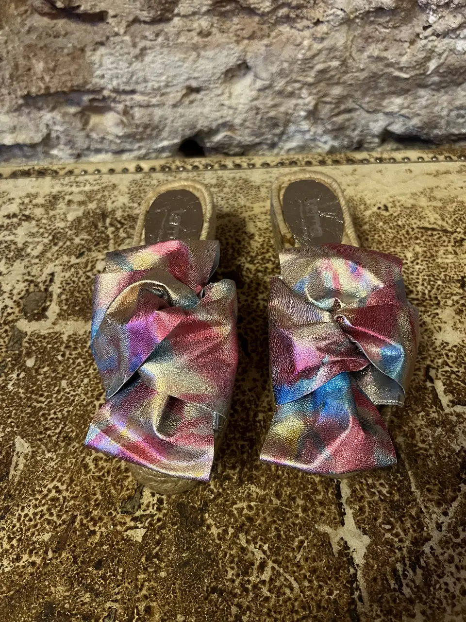 Sandalias de mujer con plataforma de yute y moño de tela tornasolada. Ideales para un look de verano fresco y con estilo.