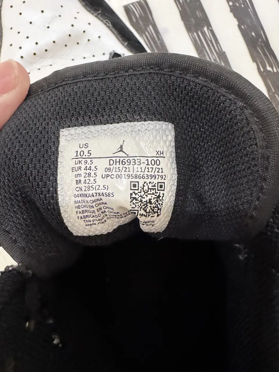 Zapatillas Air Jordan 1 Mid en blanco y negro, un clásico del calzado urbano. Diseño icónico con el logo de Jordan, ideales para un look casual y con estilo.