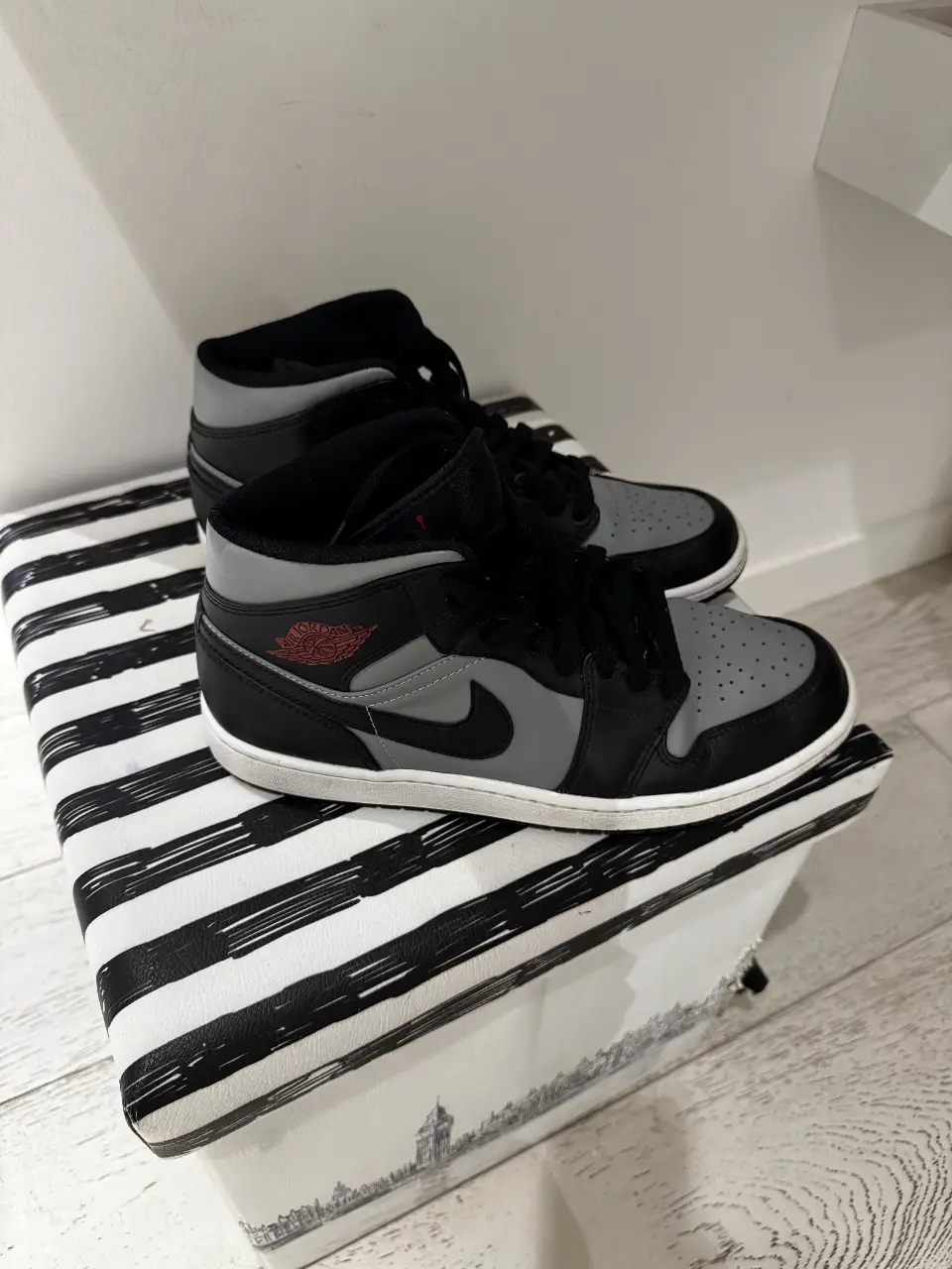 Zapatillas Air Jordan 1 Mid Shadow, de cuero y sintético, con detalles en gris y negro. Talle US 10.5.