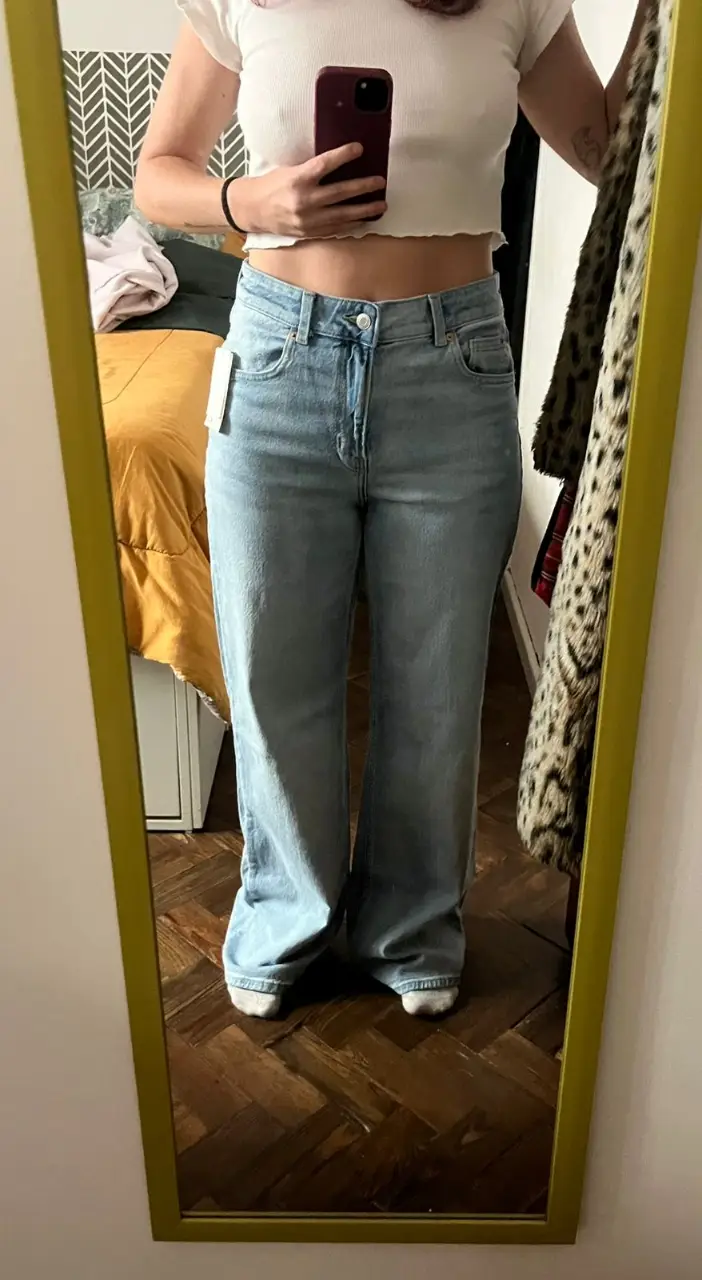 Jeans de mujer, tiro alto, corte wide leg, color azul claro, con etiqueta. Talle 40, con 20% de algodón reciclado.