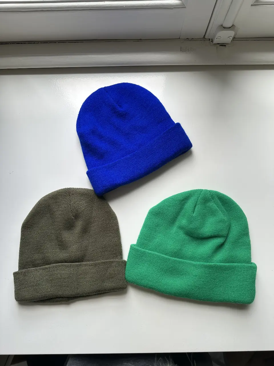 Lote de 3 gorros de lana tejidos, ideales para el invierno. Incluye un gorro azul, uno verde y otro verde oscuro. Perfectos para combinar con cualquier outfit casual.