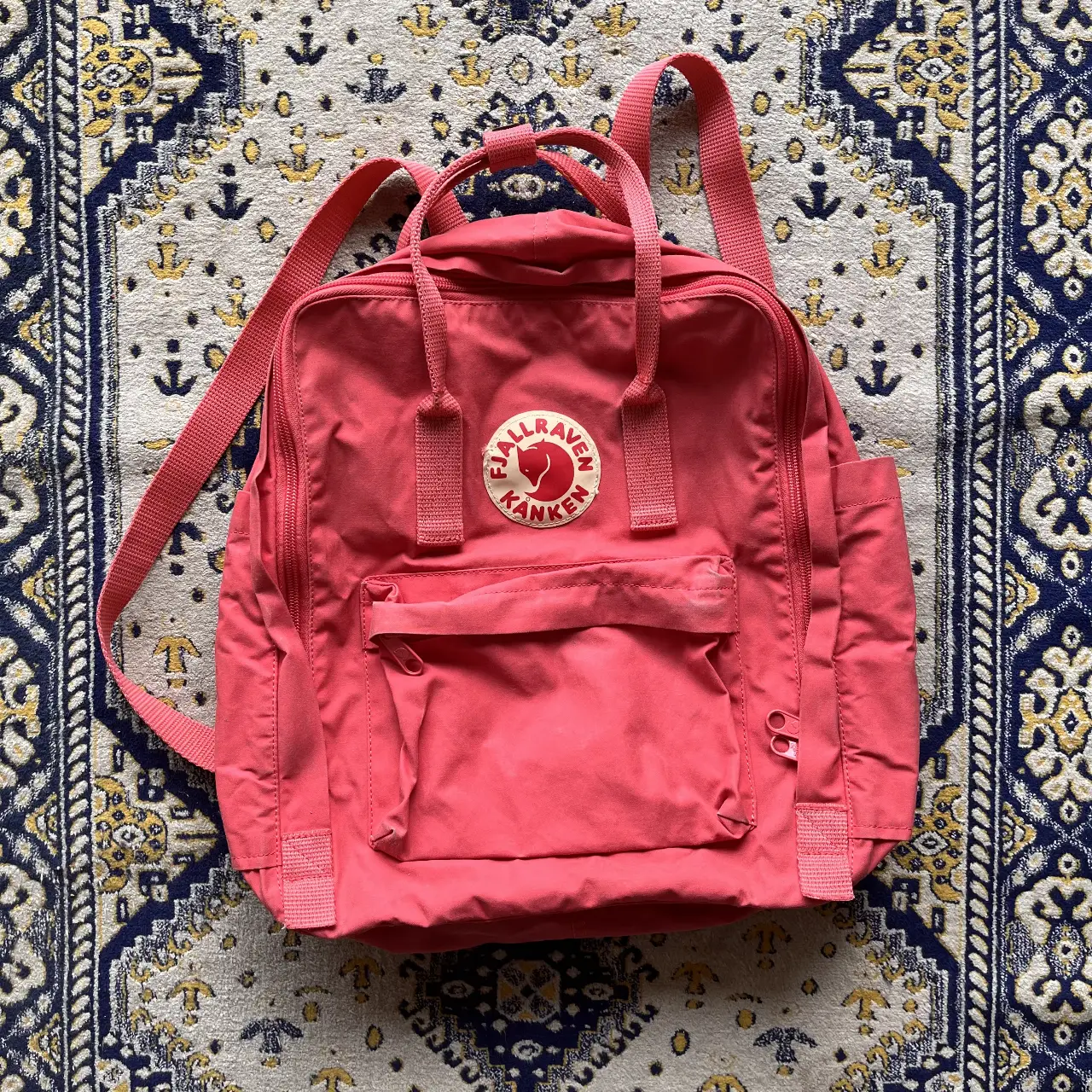 Mochila Fjallraven Kanken en color rosa, ideal para llevar tus cosas con estilo y comodidad. Perfecta para el día a día, con un diseño clásico y resistente. ver detalles de uso en las fotos