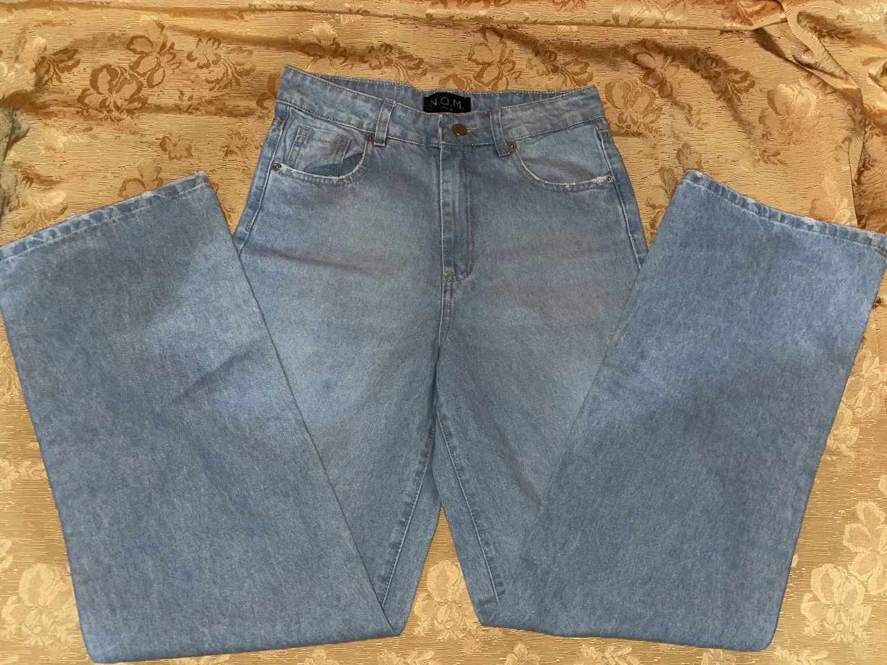 ¡Jeans tiro alto estilo wide leg súper cancheros! El color celeste desgastado le da un toque moderno y relajado, perfecto para armar looks divinos. Son amplios y cómodos, ideales para el día a día.