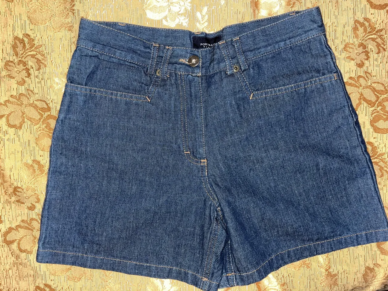 Shorts de jean tiro alto, con bolsillos delanteros y traseros. Un clásico para el día a día.
