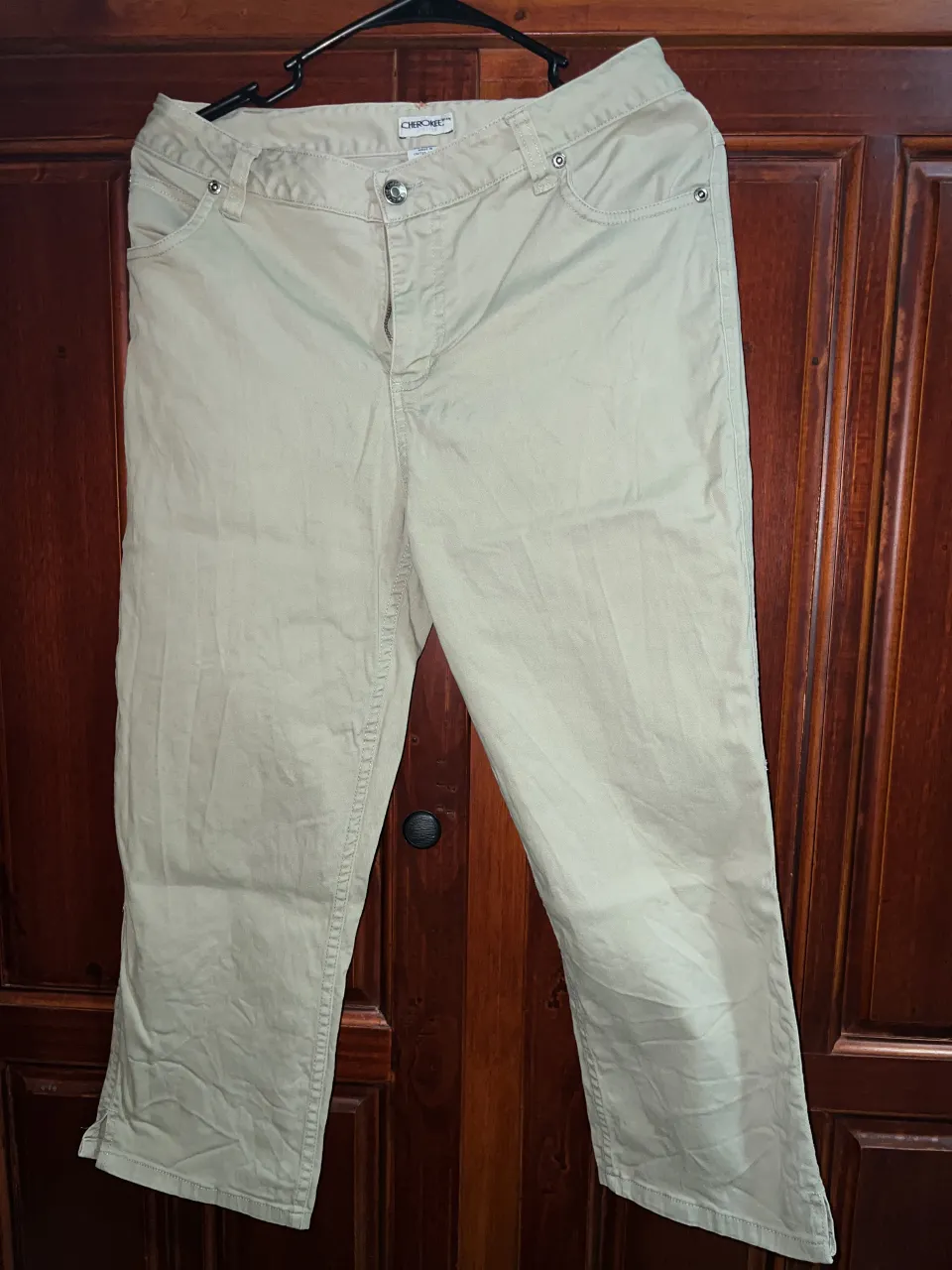 Pantalón capri color verde muy clarito, con bolsillos delanteros y traseros. Cierre y botón en la parte frontal.